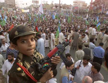 oct21pakistanboyguncrowd